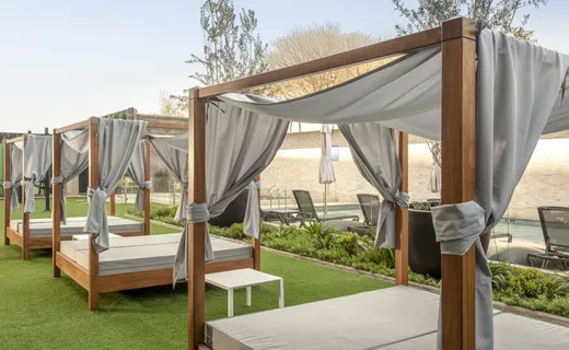 Piscina y camas balinesas